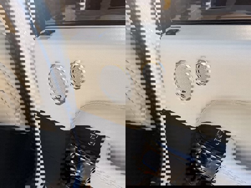 Used 2016 Land Rover Range Rover HSE image 22