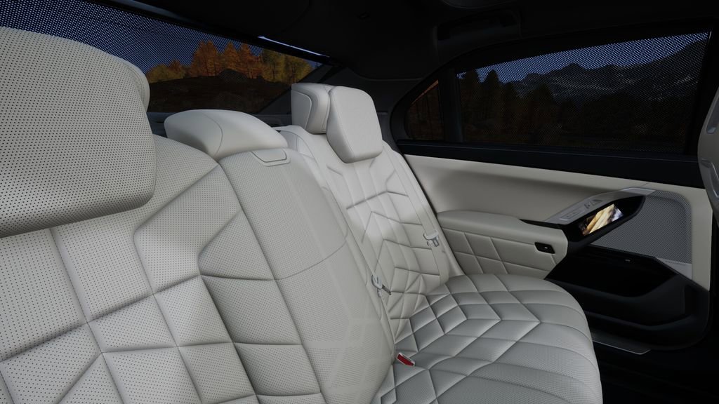 Used 2025 BMW i7 xDrive60 w/ Premium Package image 38