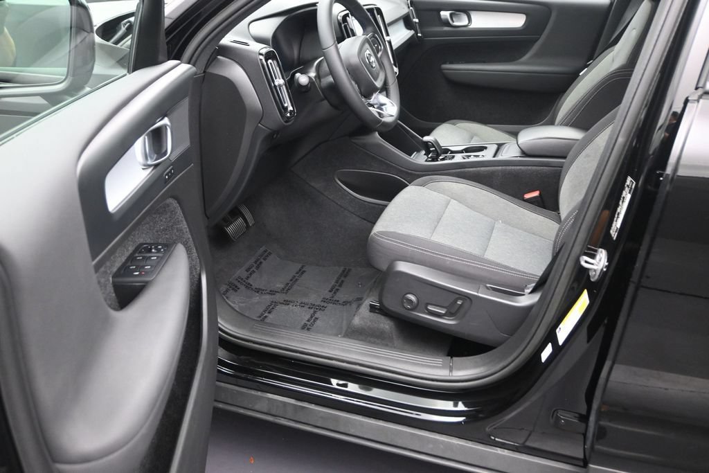 Used 2023 Volvo XC40 B4 Core FWD image 11