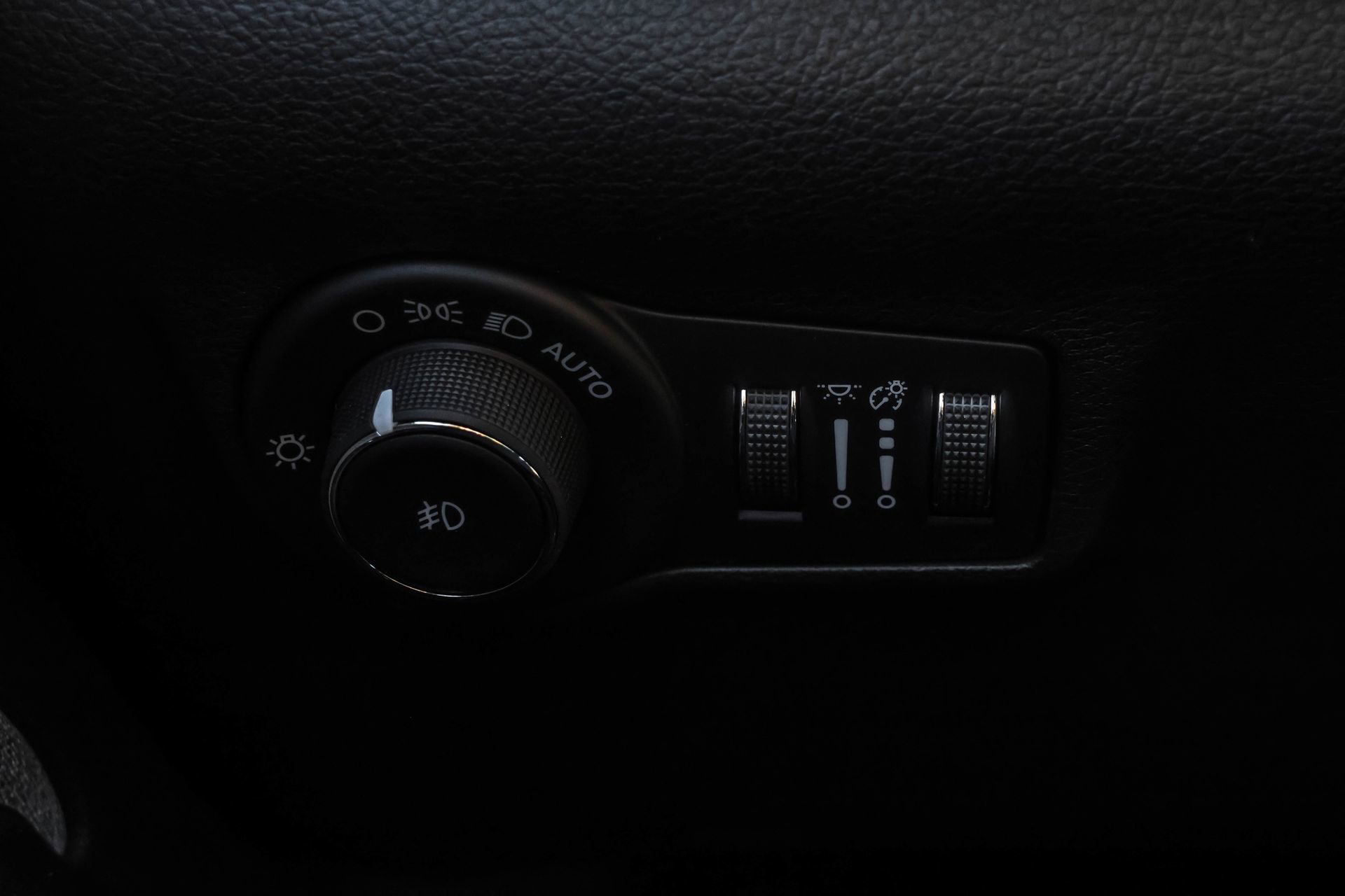 New 2025 Jeep Compass Latitude w/ Sun & Sound Group image 29