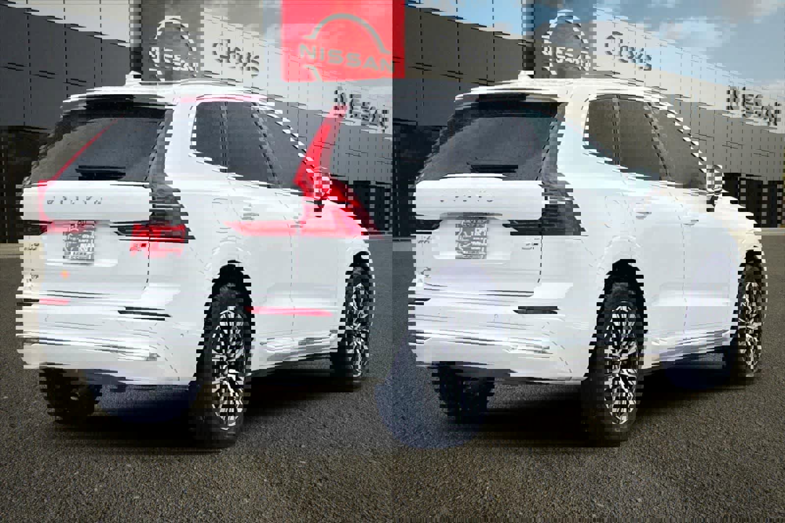 Used 2023 Volvo XC60 B5 Plus image 3