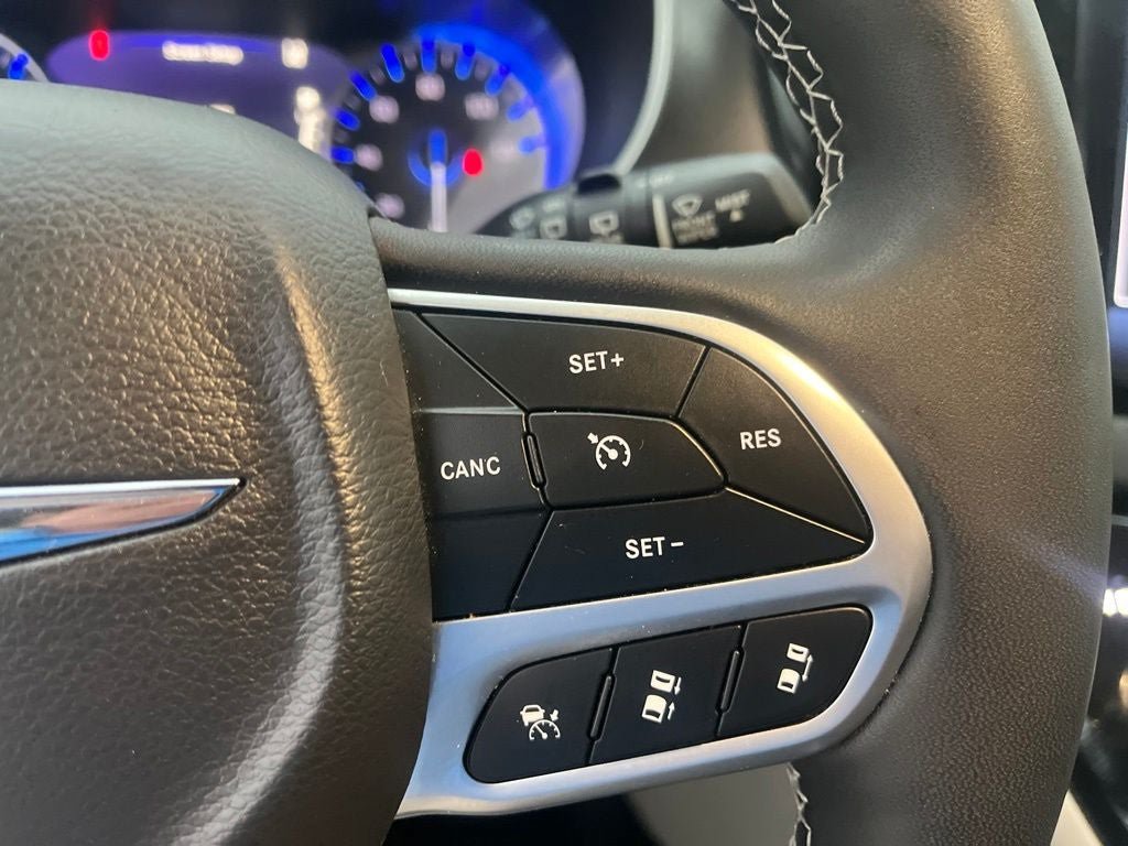 Used 2024 Chrysler Pacifica Touring-L FWD image 19