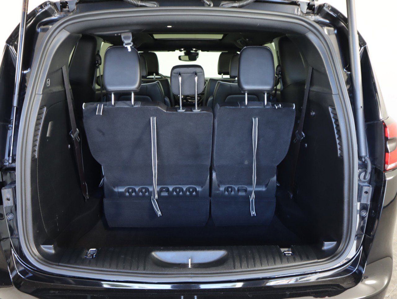 Used 2025 Chrysler Pacifica Limited image 8