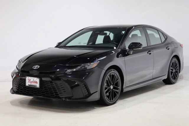 Used 2025 Toyota Camry SE FWD image 3