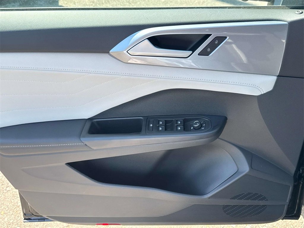 Used 2025 Volkswagen Taos SEL image 9