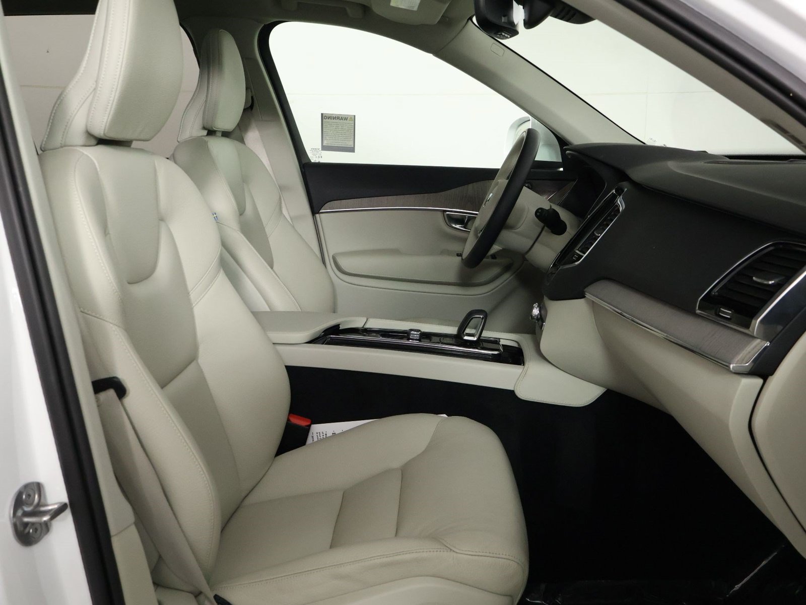 Certified 2025 Volvo XC90 T8 Plus w/ Protection Package Premier AWD/4WD image 29