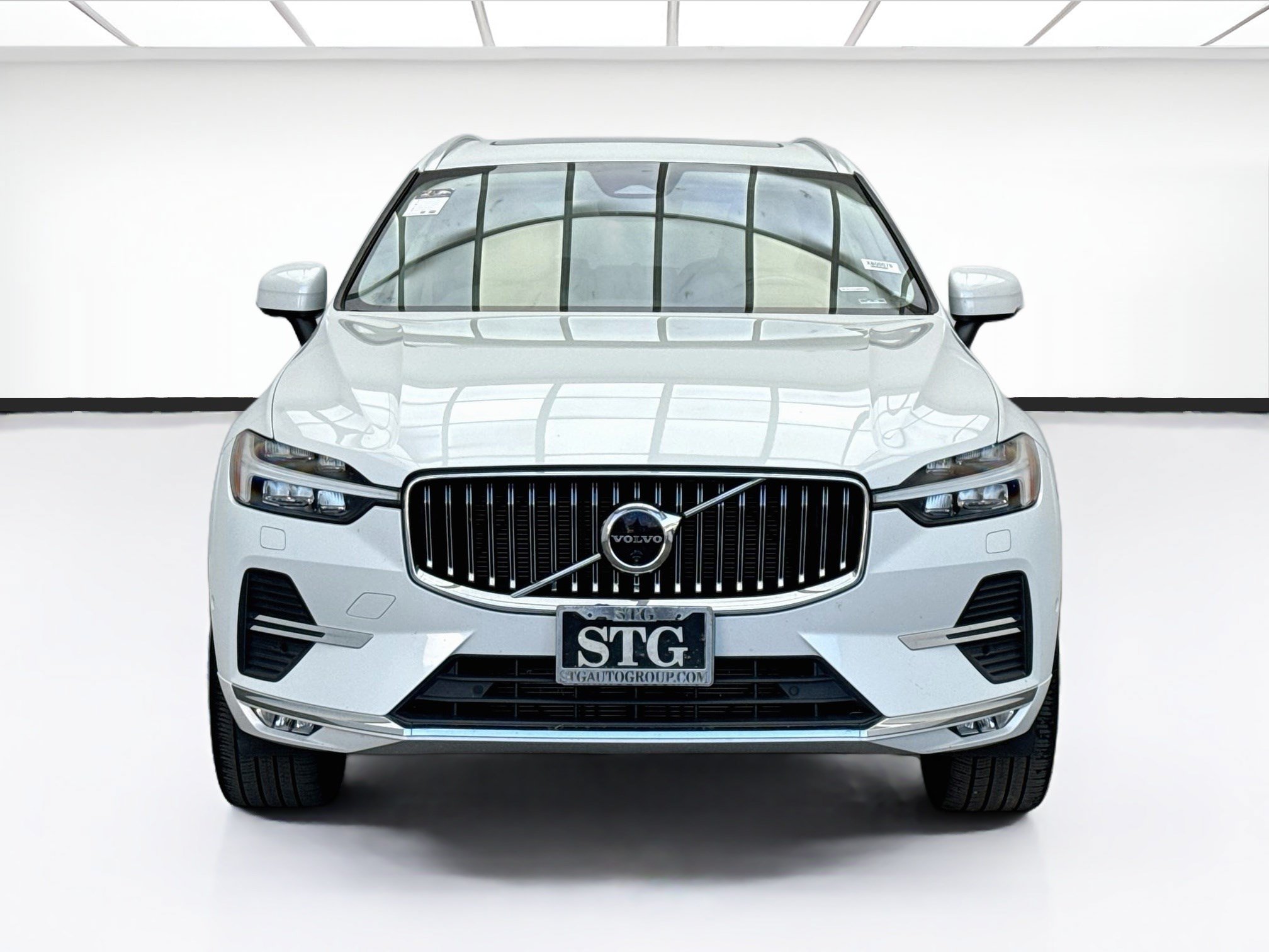 Used 2023 Volvo XC60 B5 Ultimate w/ Climate Package FWD image 2
