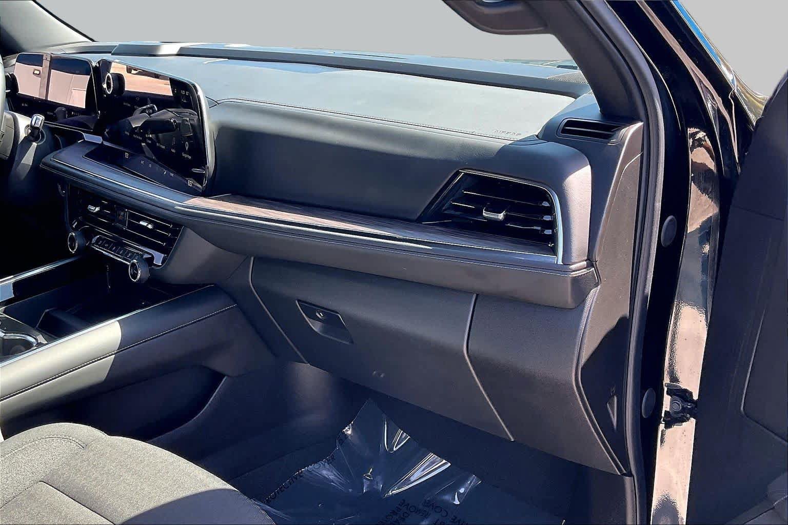 Used 2025 Chevrolet Suburban LS RWD image 17
