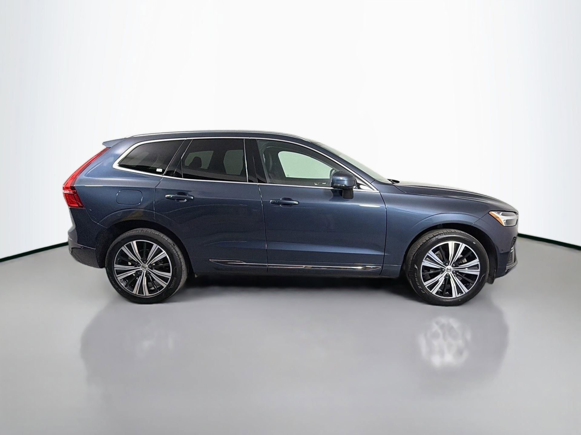 Certified 2023 Volvo XC60 B5 Plus AWD/4WD image 5