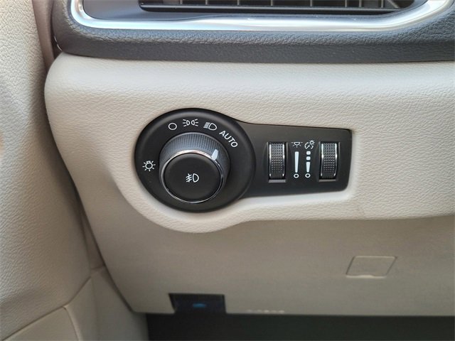 New 2024 Chrysler Pacifica Limited w/ Uconnect Theater Family Group image 19