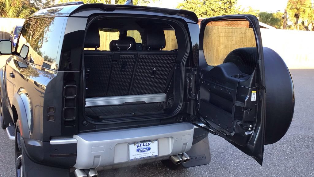 Used 2023 Land Rover Defender 90 SE image 9