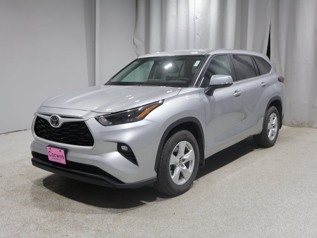 Used 2024 Toyota Highlander LE AWD/4WD image 7