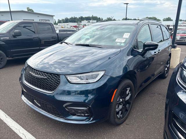 Certified 2025 Chrysler Pacifica Limited AWD/4WD image 2