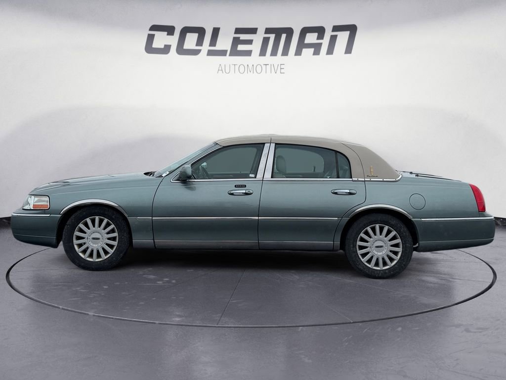 Used 2005 Lincoln Town Car Signature image 2