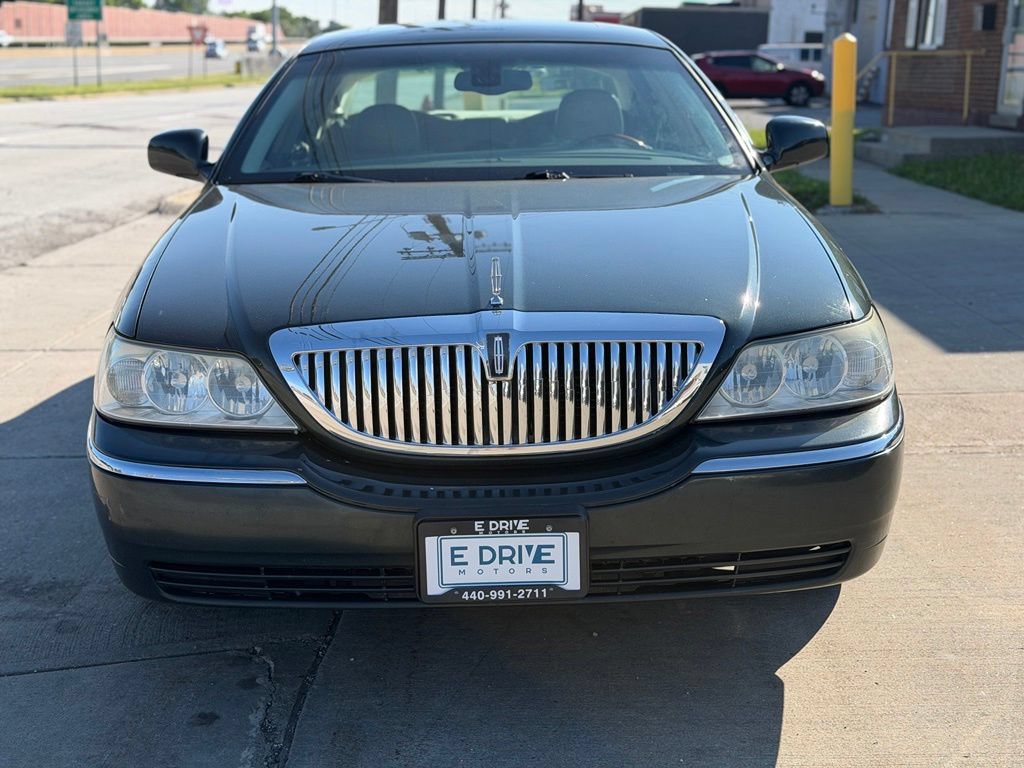 Used 2003 Lincoln Town Car Signature RWD image 2