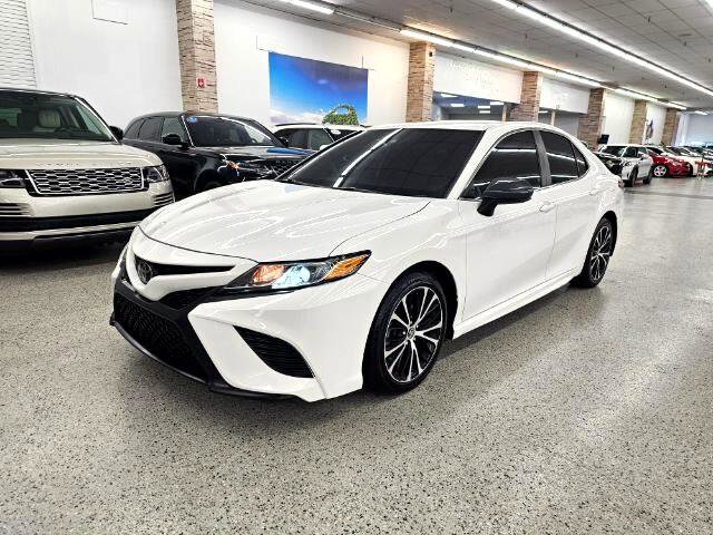 Used 2020 Toyota Camry SE image 1