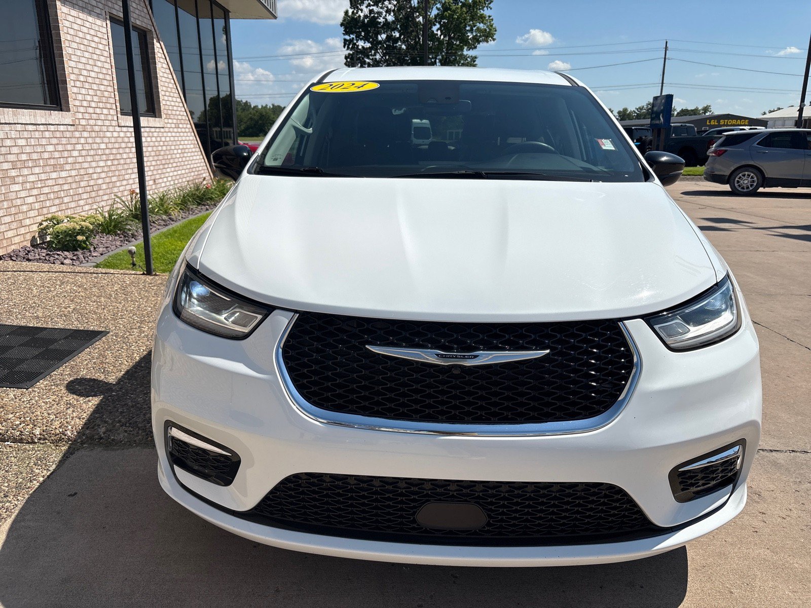Used 2024 Chrysler Pacifica Touring-L FWD image 7