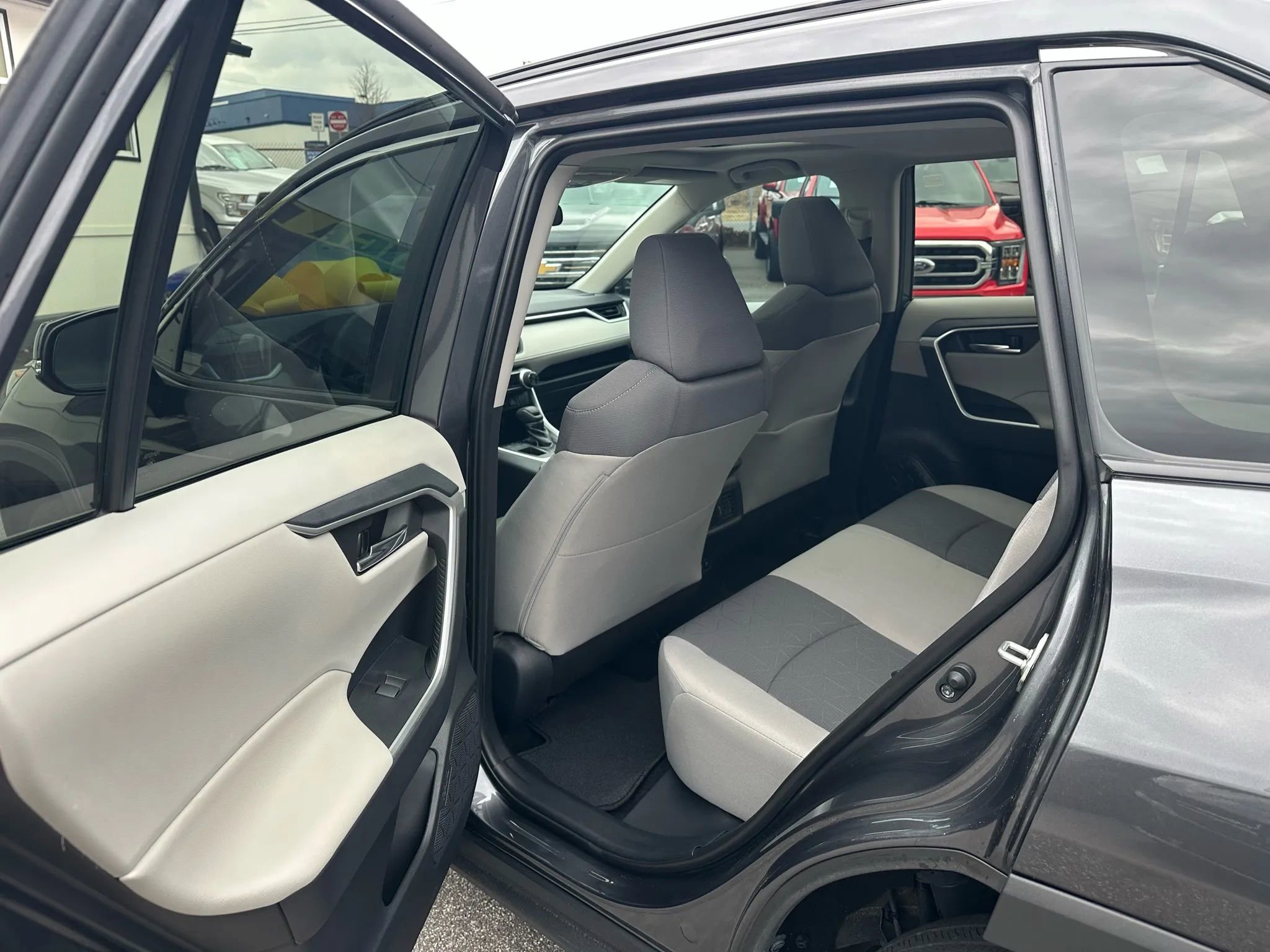 Used 2019 Toyota RAV4 XLE w/ Convenience Package image 18