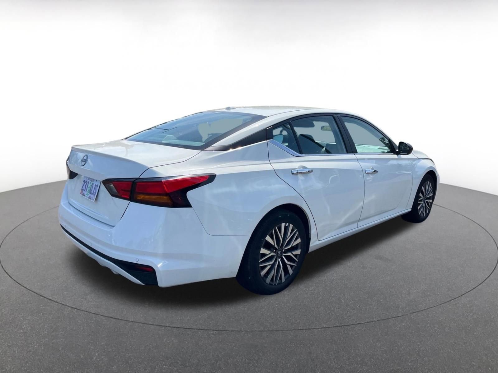 Used 2025 Nissan Altima 2.5 SV FWD image 9