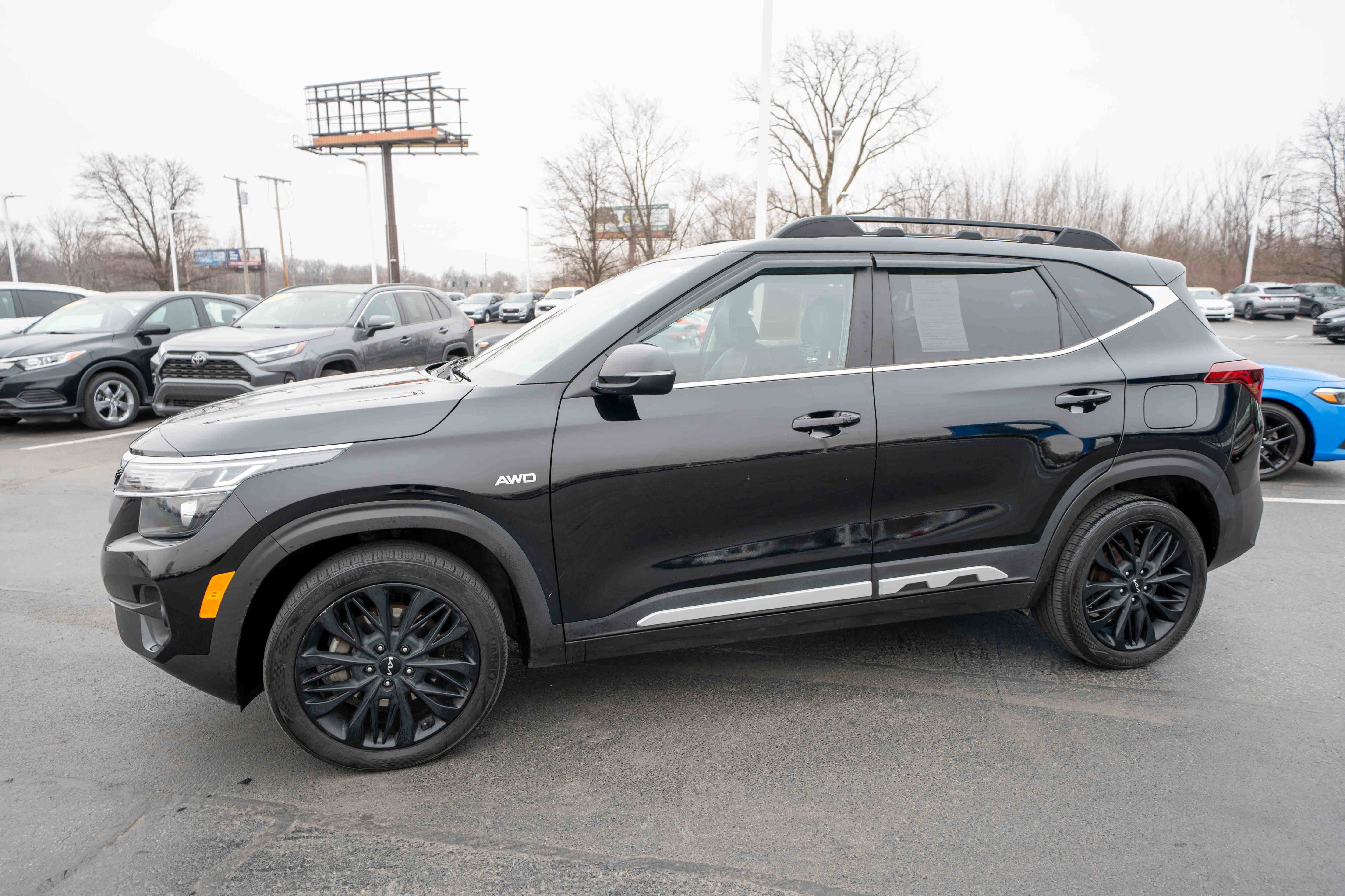 Used 2022 Kia Seltos Nightfall Edition image 3