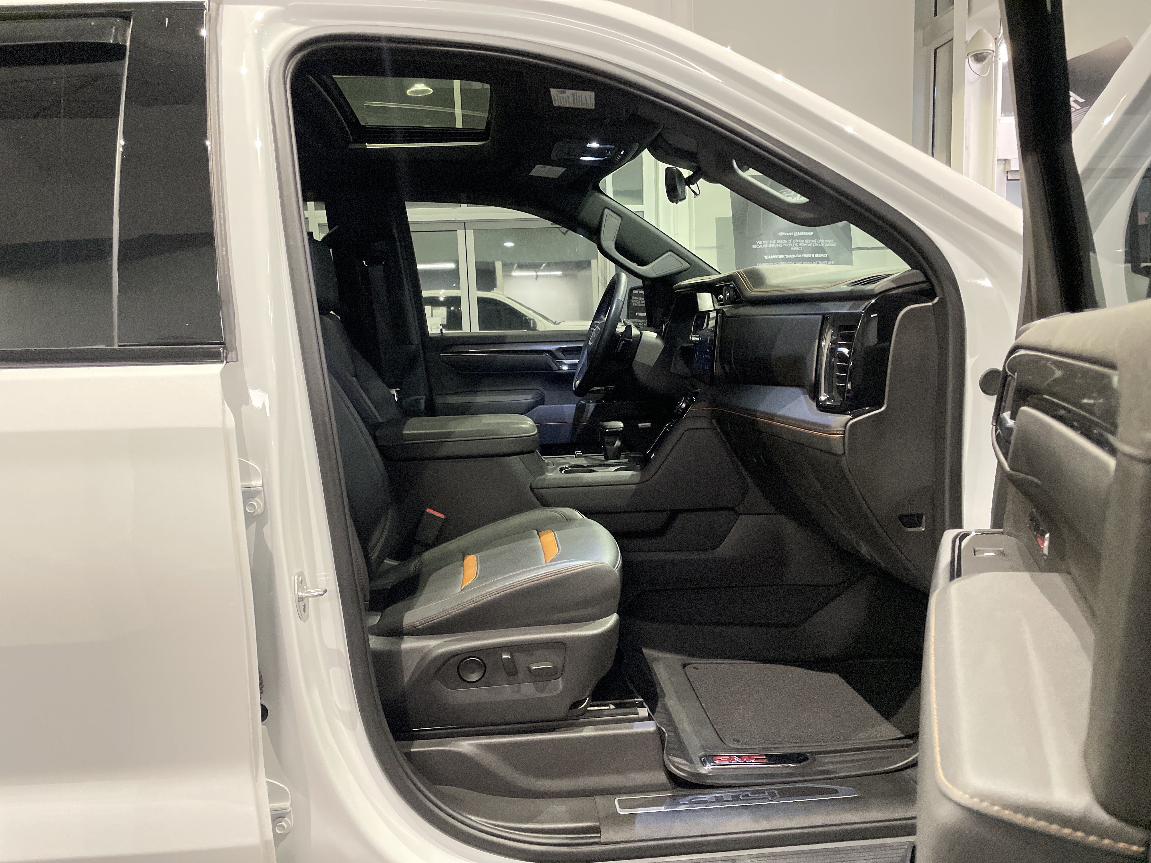 Used 2025 GMC Sierra 1500 AT4 w/ AT4 Premium Package AWD/4WD image 41
