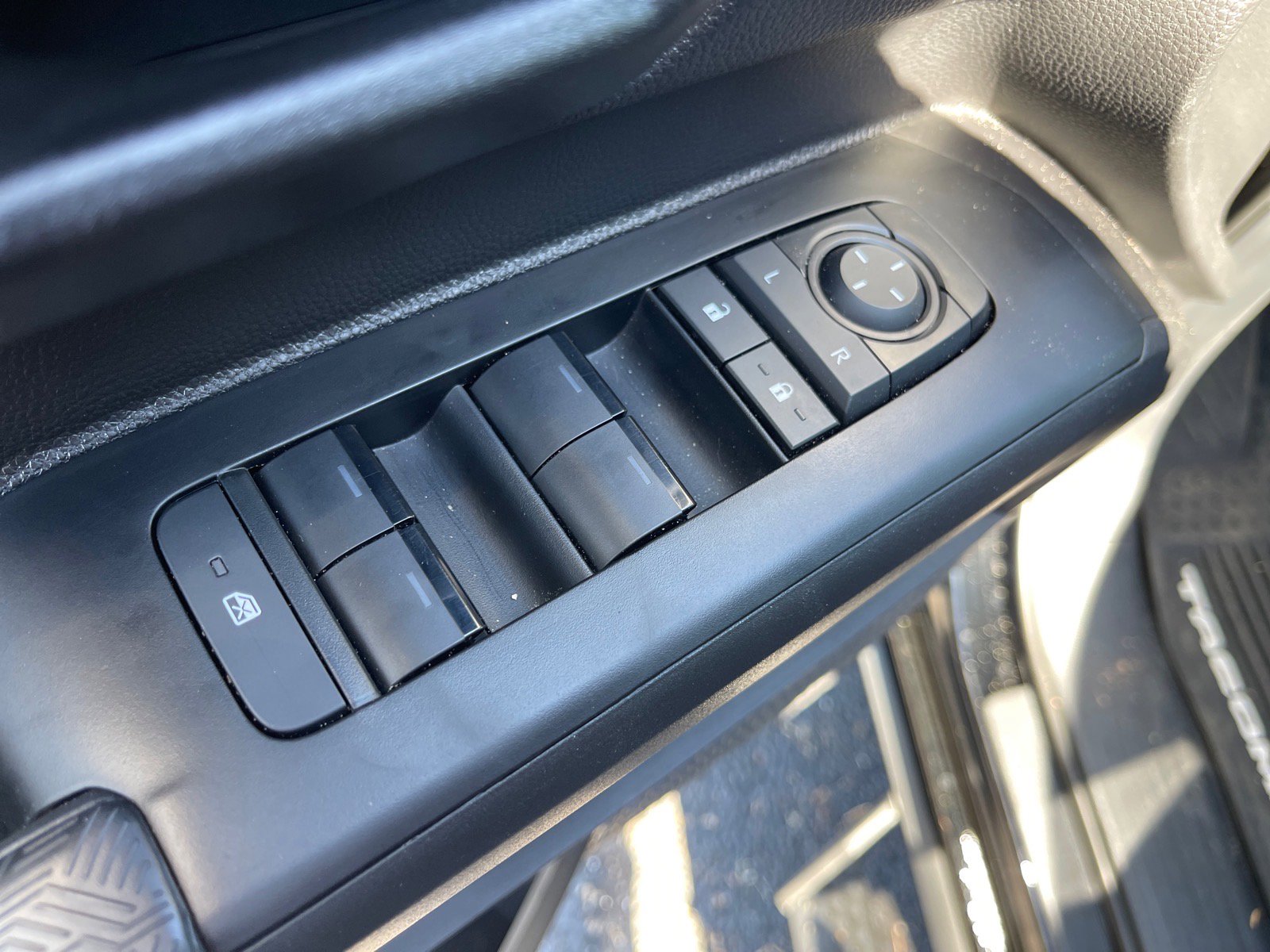 Used 2025 Toyota Tacoma SR5 image 8