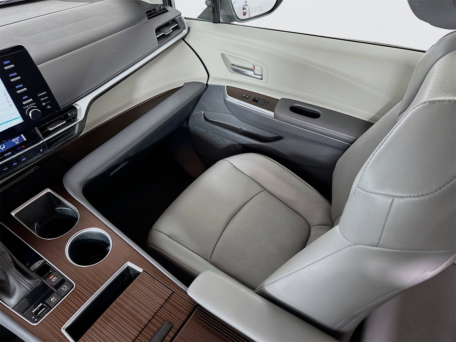 Certified 2023 Toyota Sienna XLE image 25