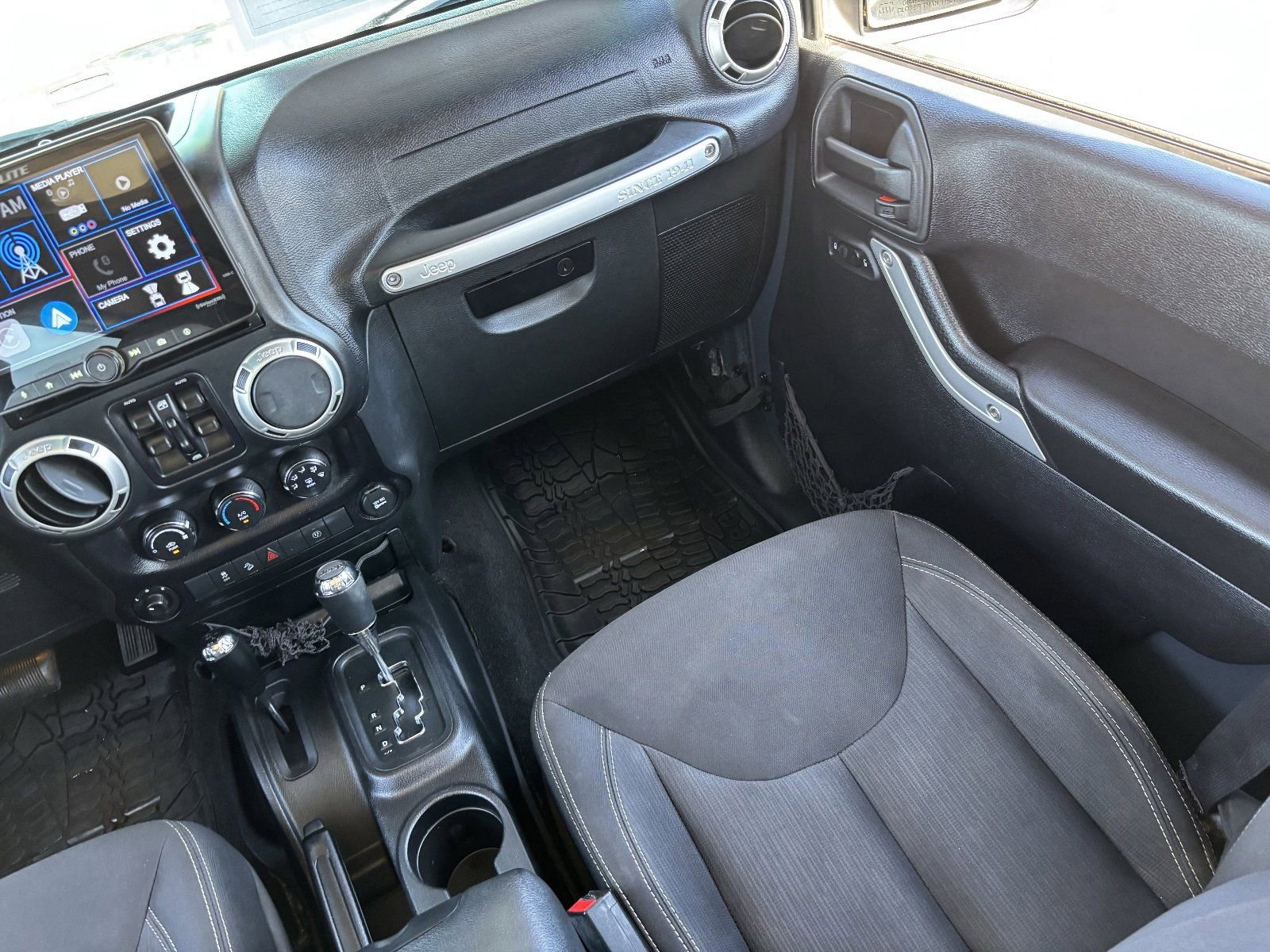 Used 2016 Jeep Wrangler Unlimited Rubicon w/ Connectivity Group AWD/4WD image 17
