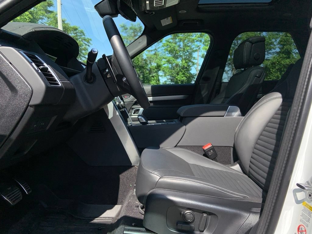 Certified 2025 Land Rover Discovery Dynamic SE AWD/4WD image 11