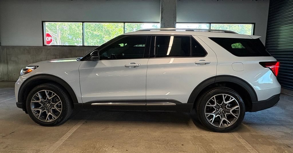 Used 2025 Ford Explorer Platinum w/ Ultimate Package AWD/4WD image 2