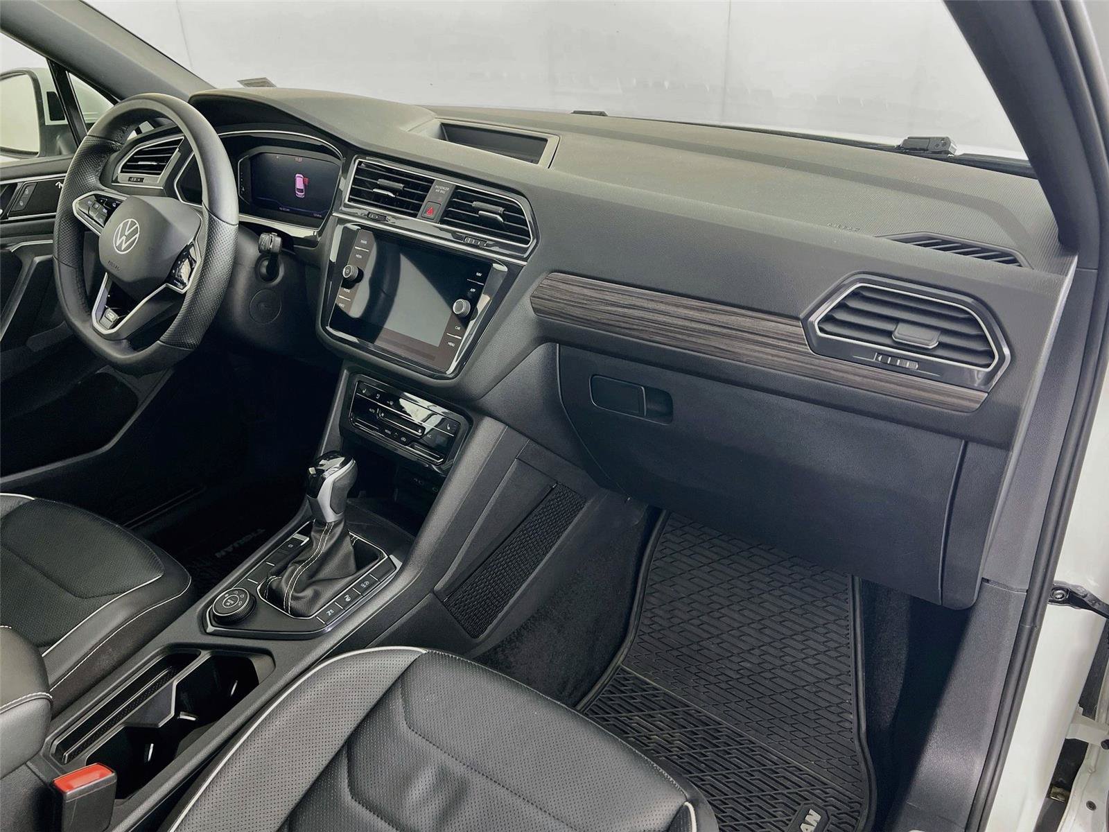 Used 2024 Volkswagen Tiguan SEL R-Line AWD/4WD image 29