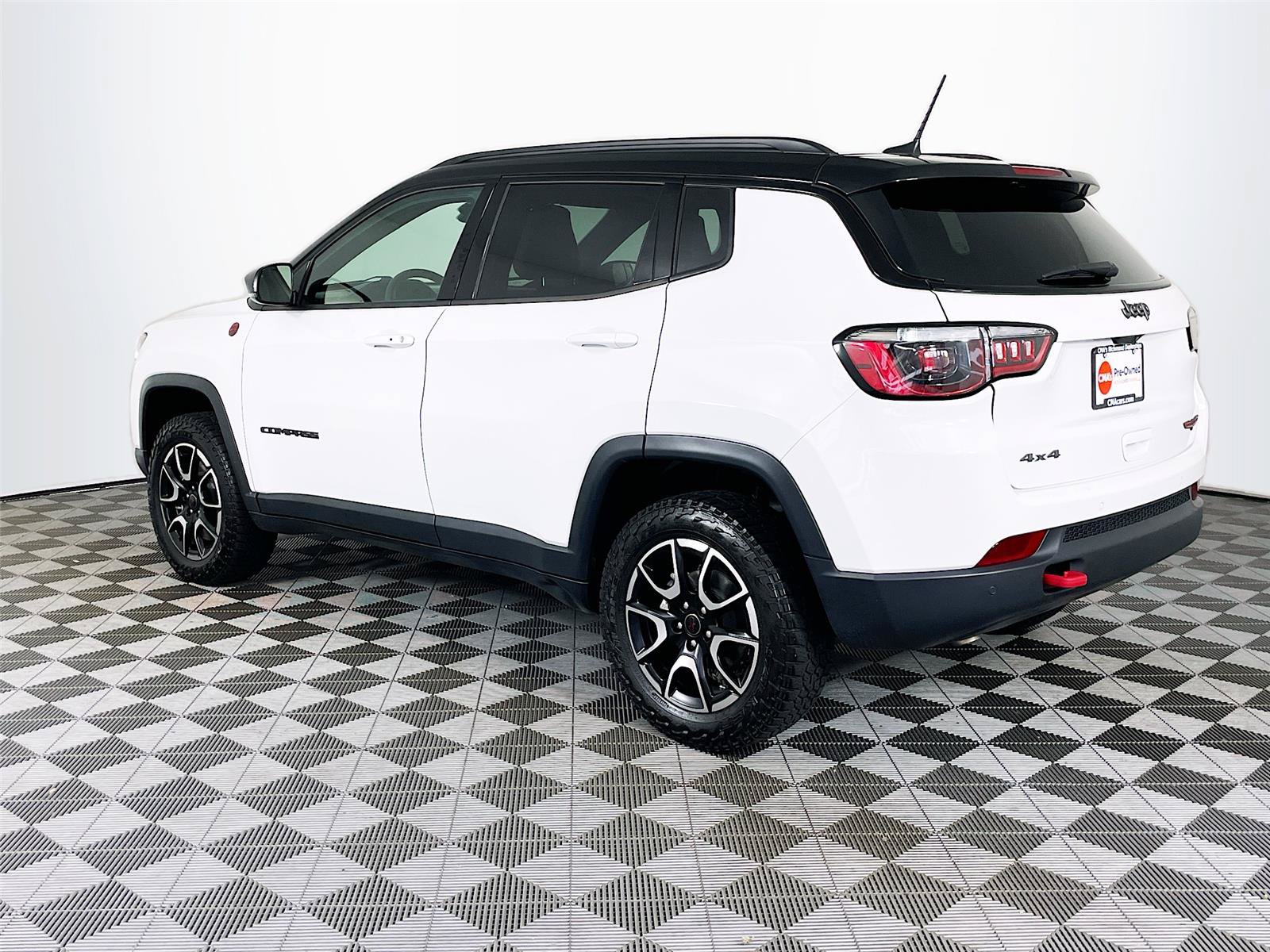 Used 2025 Jeep Compass Trailhawk AWD/4WD image 6