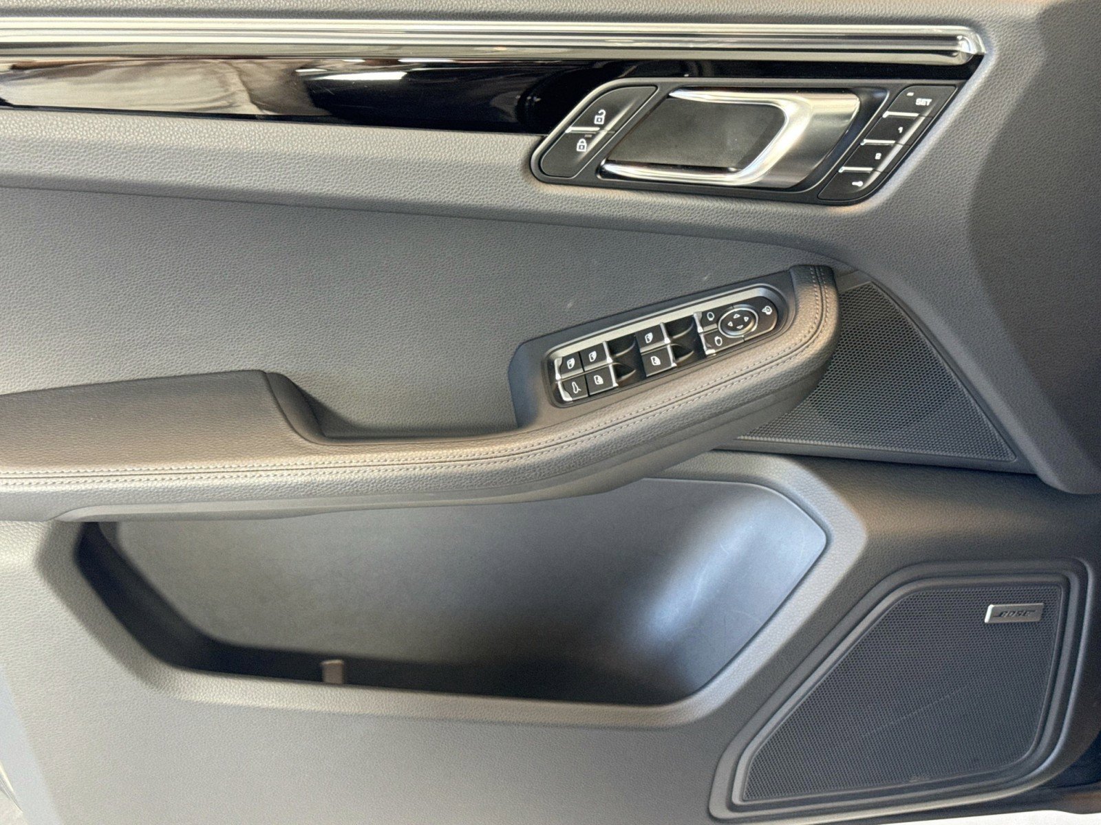 Certified 2025 Porsche Macan AWD/4WD image 11