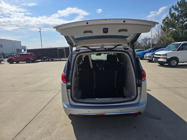 Used 2024 Chrysler Pacifica Touring-L image 24