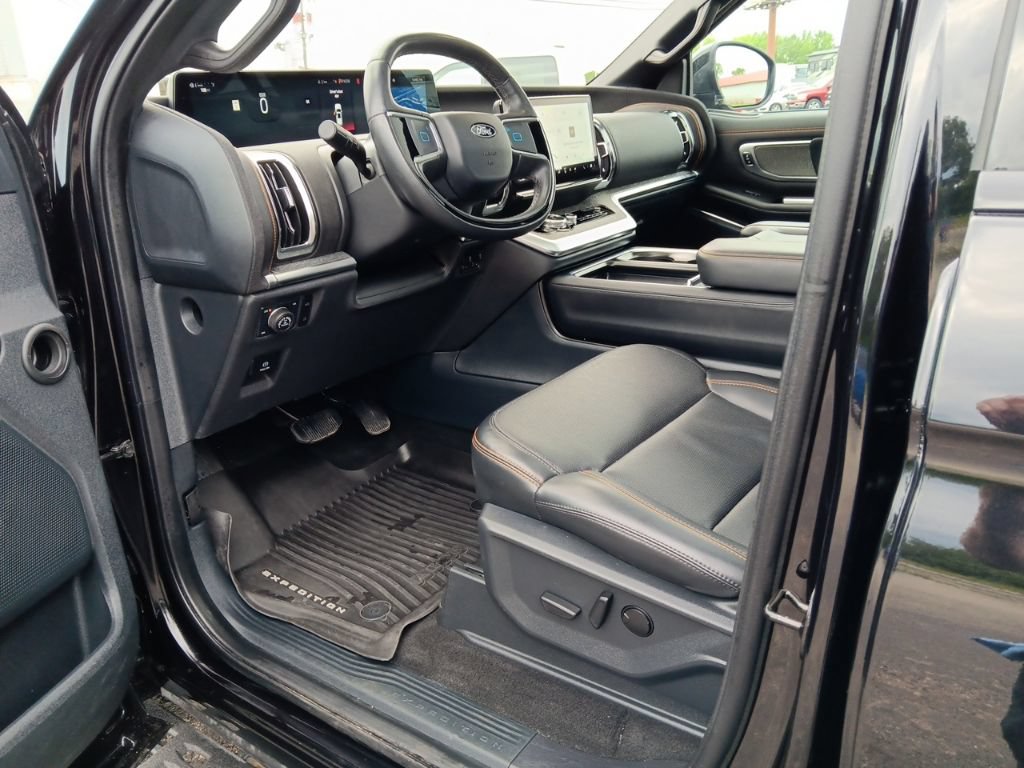 Used 2025 Ford Expedition Tremor AWD/4WD image 31