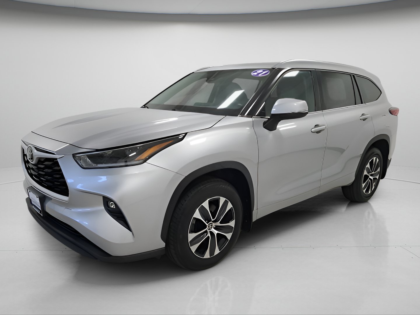 Used 2021 Toyota Highlander XLE AWD/4WD image 3
