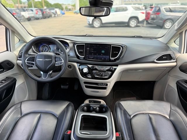 Used 2023 Chrysler Pacifica Touring-L FWD image 2