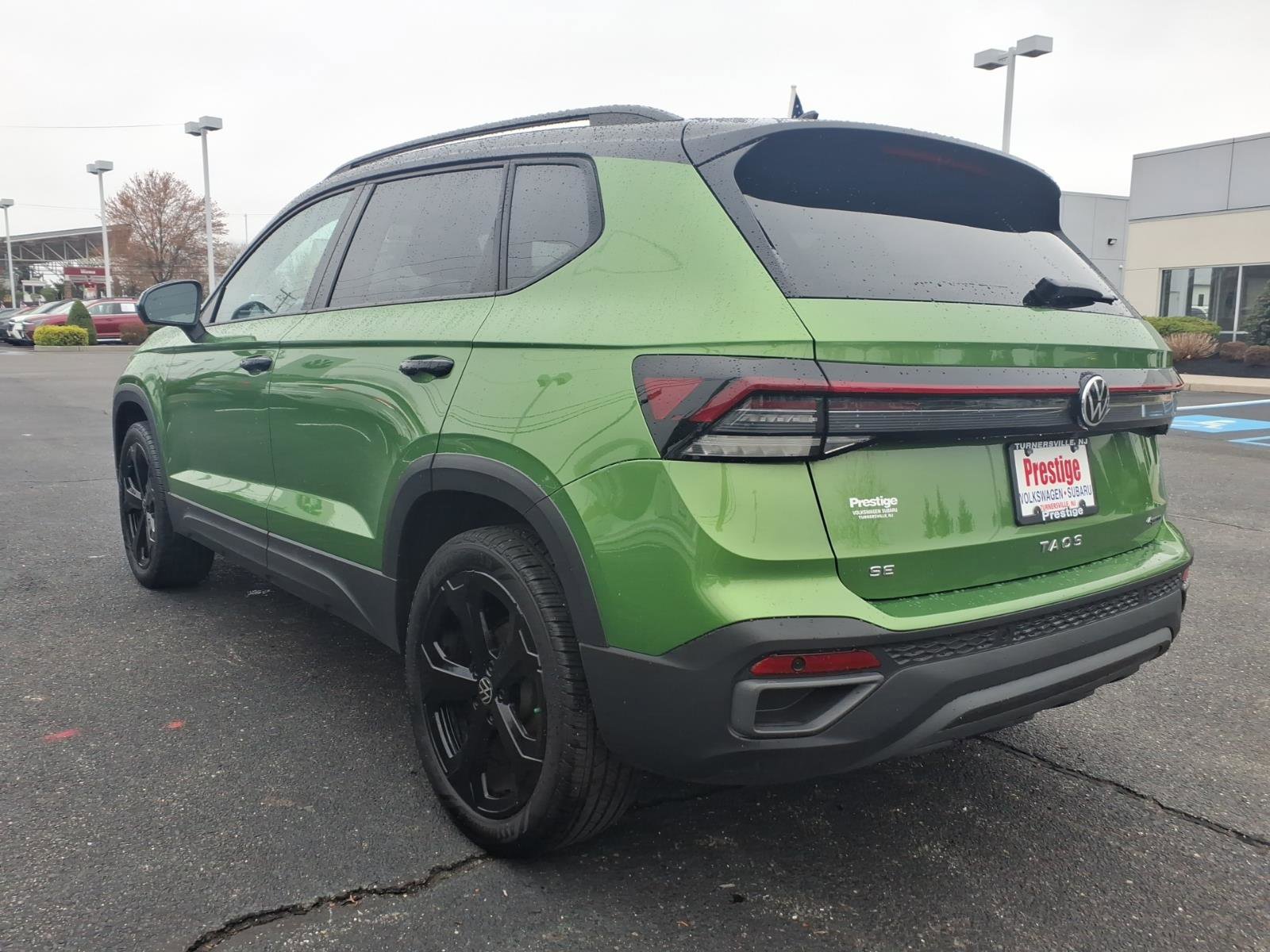 Used 2025 Volkswagen Taos SE image 4