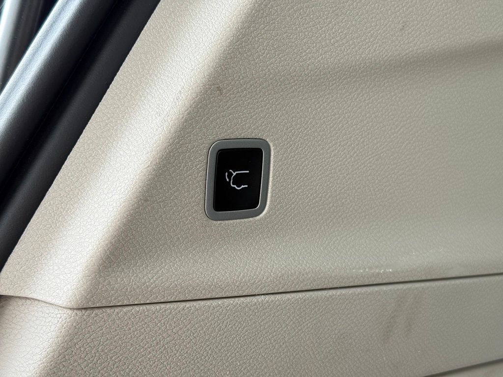 Used 2024 Chrysler Pacifica Touring-L FWD image 12