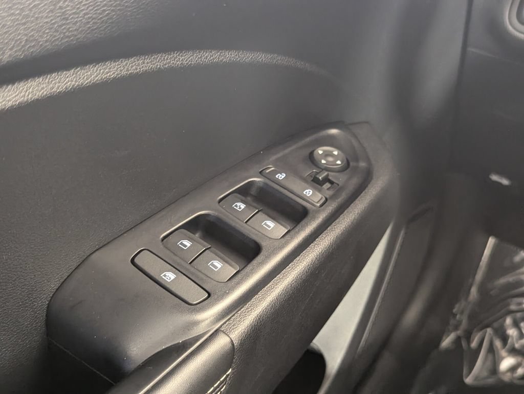 Used 2022 Hyundai Venue Limited FWD image 17
