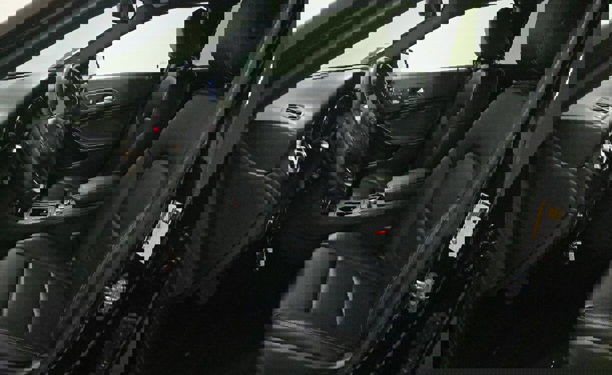 Used 2020 Mercedes-Benz GLA 250 4MATIC w/ Premium Package image 3