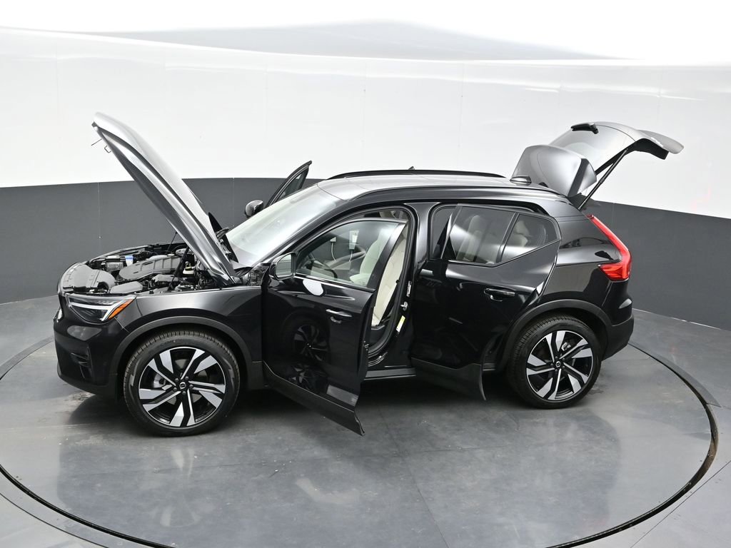 Used 2025 Volvo XC40 B5 Ultra image 40