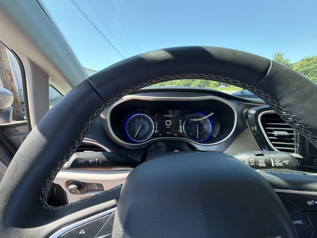 Used 2023 Chrysler Pacifica Touring-L FWD image 15