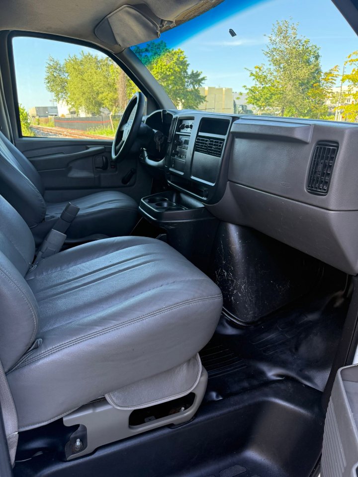 Used 2003 Chevrolet Express 3500 image 12