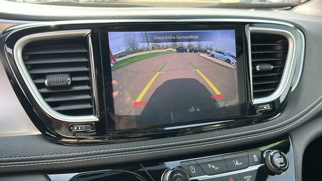 Used 2025 Chrysler Pacifica Limited FWD image 15