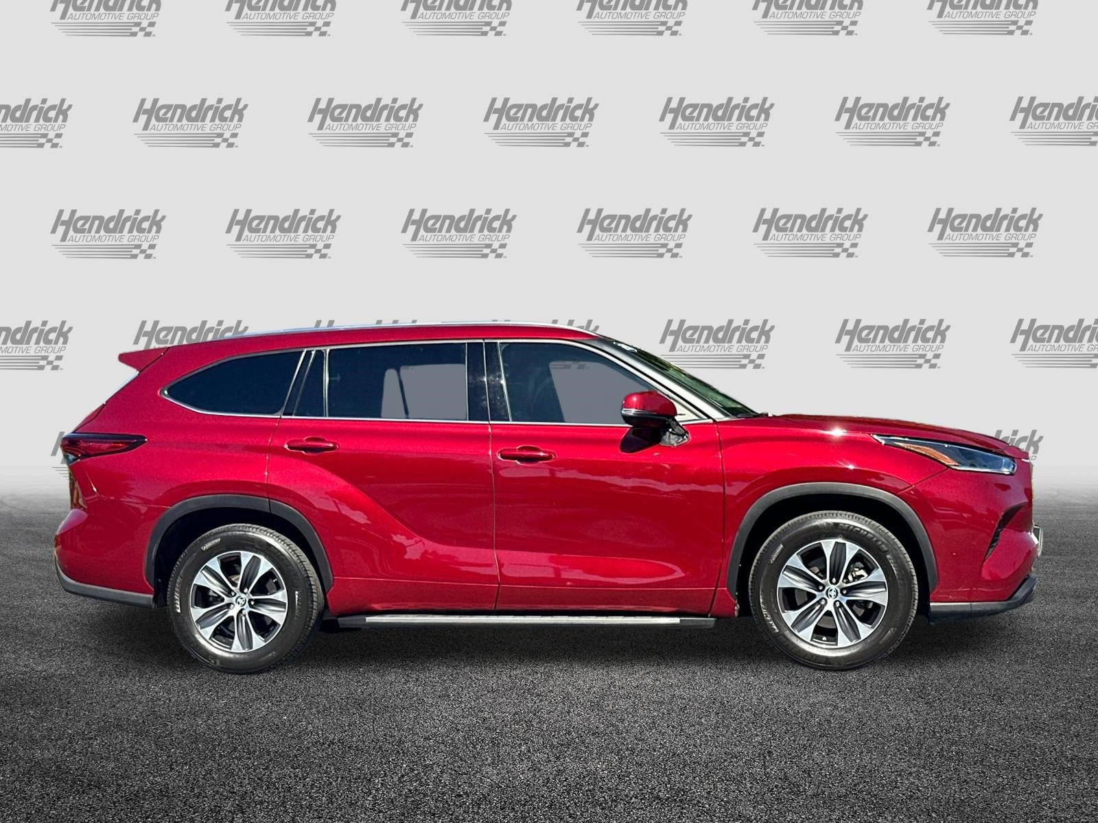 Used 2021 Toyota Highlander XLE FWD image 3