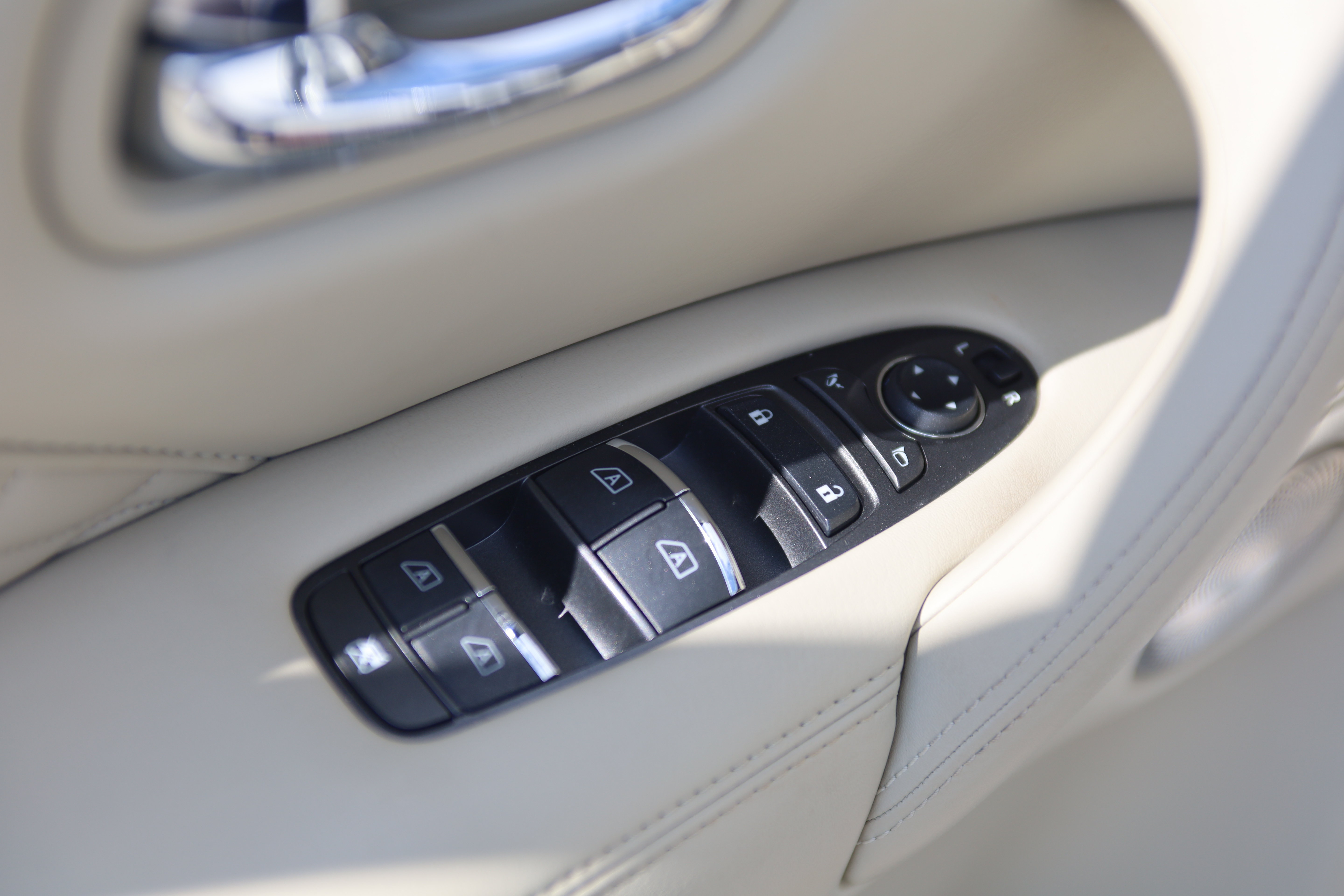 Used 2024 INFINITI QX80 Sensory w/ Cargo Package AWD/4WD image 11