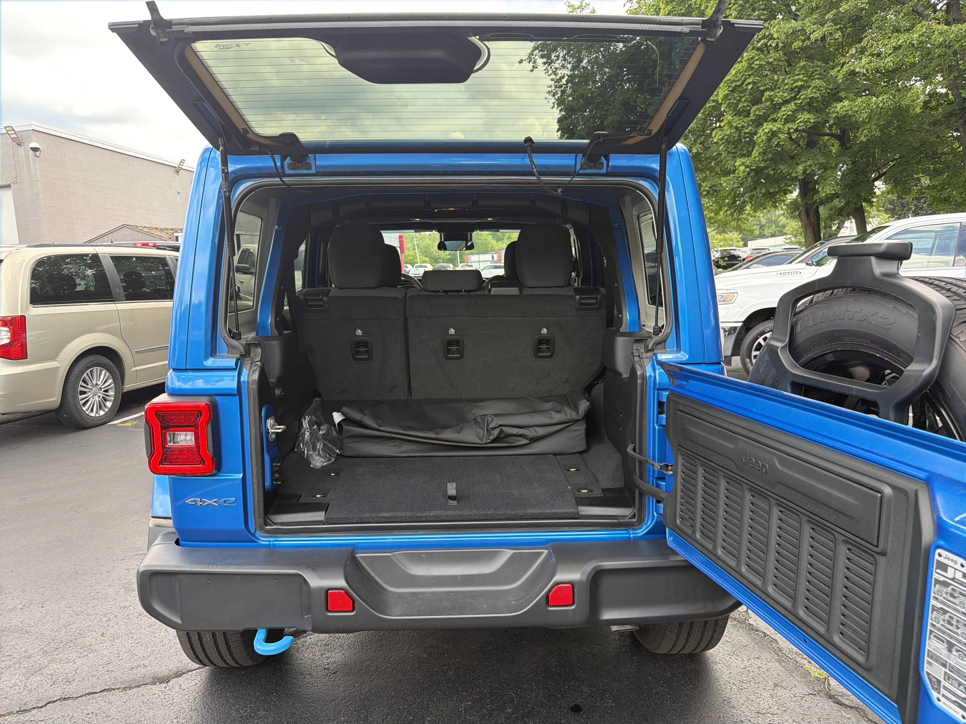 Certified 2024 Jeep Wrangler Unlimited Sahara AWD/4WD image 5