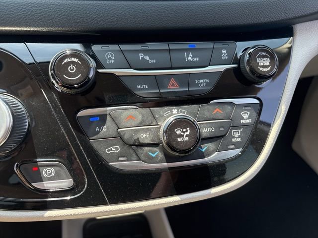 Used 2023 Chrysler Pacifica Touring-L image 33