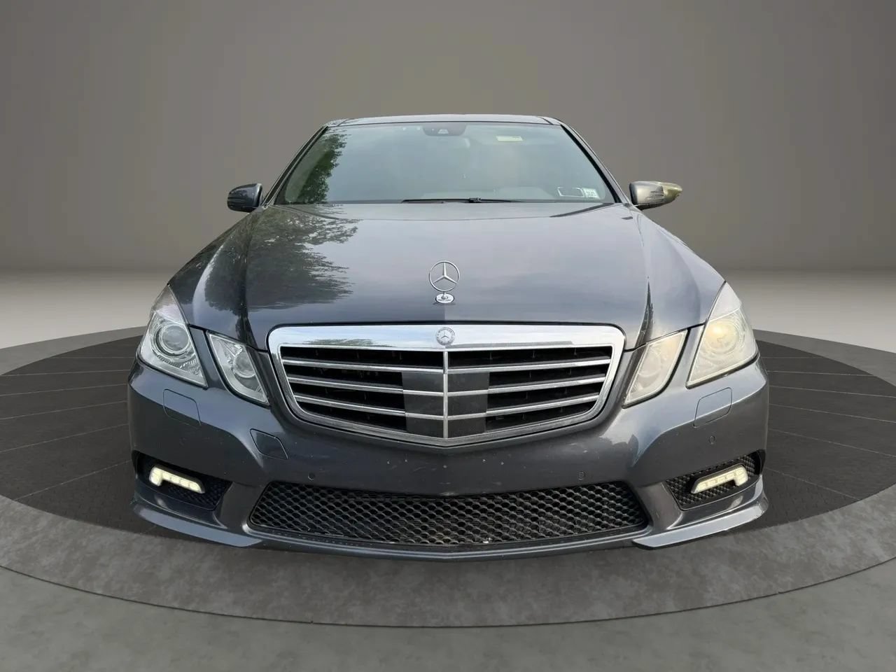 Used 2011 Mercedes-Benz E 550 4MATIC Sedan image 2